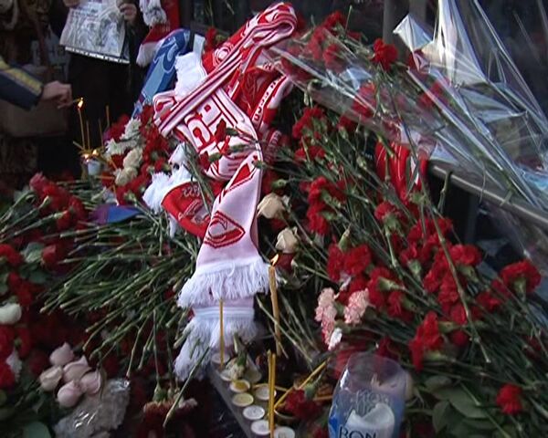 Тысячи человек почтили память Егора Свиридова на Кронштадтском бульваре 