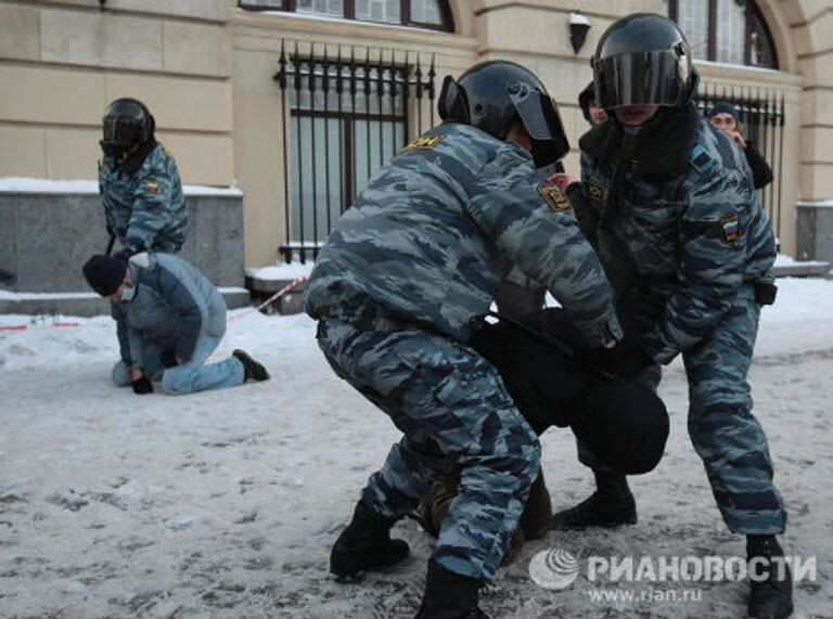 Митинг в память о погибшем болельщике Спартака Егоре Свиридове прошел в Санкт-Петербурге на Пионерском проспекте