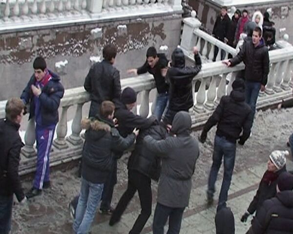 Футбольные фанаты избили несколько человек на митинге в Москве 