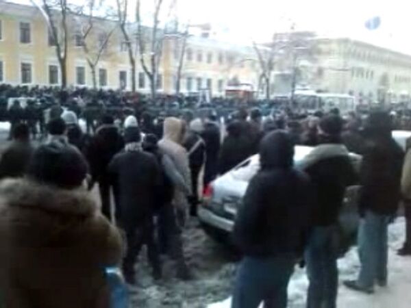 Митинг в память о погибшем фанате перерос в шествие в Петербурге