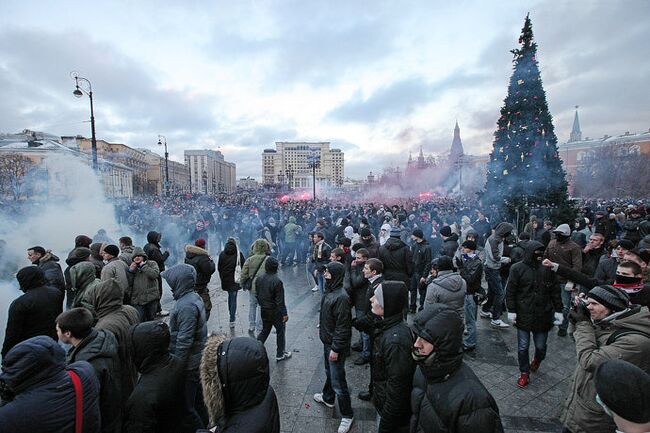 Беспорядки во время митинга фанатов на Манежной площади в Москве 