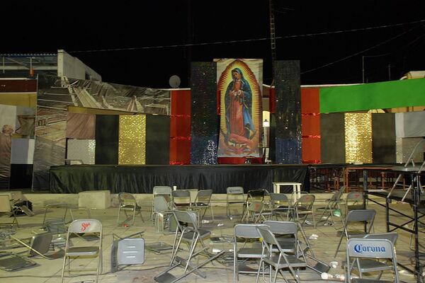 На центральной площади Текалитлана после перестрелки боевиков во время празднеств в честь Девы Марии Гваделупской