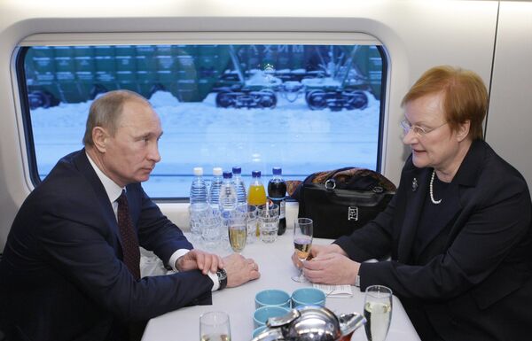 Премьер-министр РФ Владимир Путин и президент Финляндии Тарья Халонен в поезде Аллегро