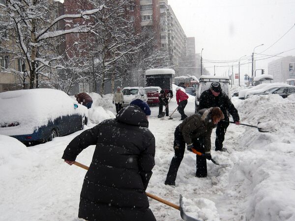 Жители Петербурга начали сами убирать снег на улице 