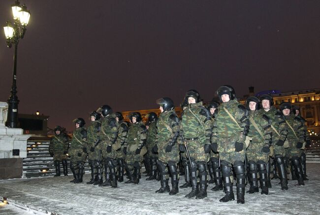 Милицейское оцепление на Манежной площади в Москве