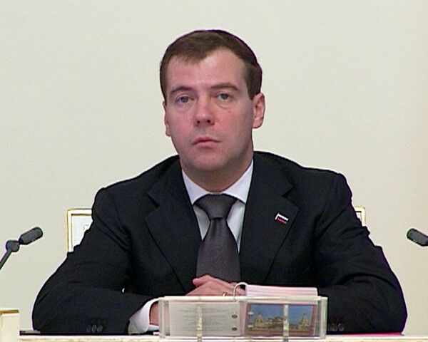 Медведев напомнил властям, что не во все медвежьи углы надо тащить газ
