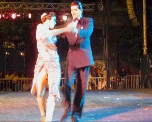 Сотни аргентинцев одновременно станцевали танго в центре Буэнос-Айреса