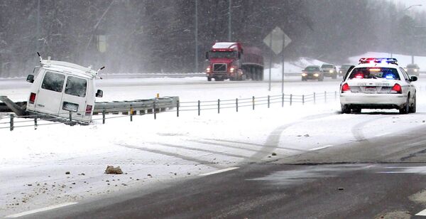 Десятки автомобилистов застряли в пути из-за снежной бури в США