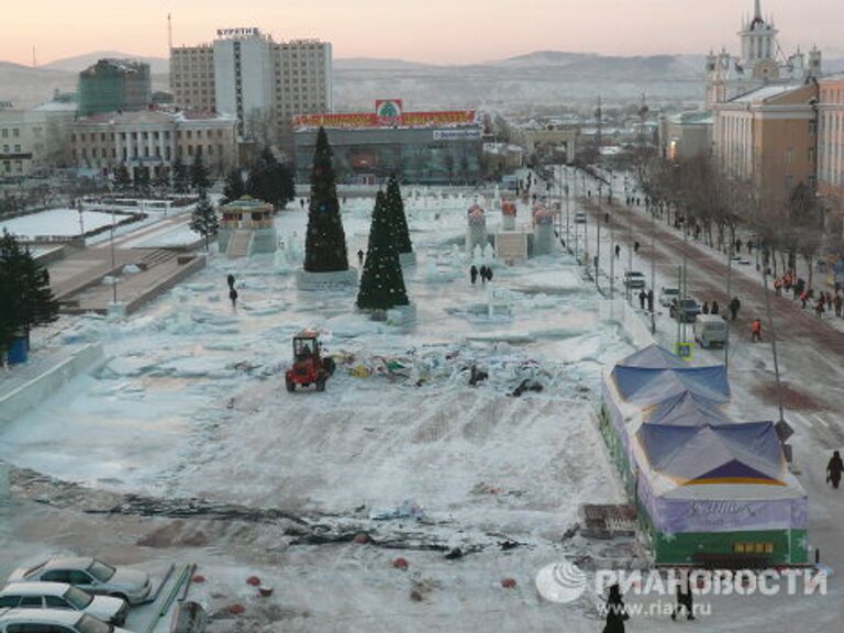 ЧП в Улан-Удэ: при заливке катка вода залила центр города и ледовый городок