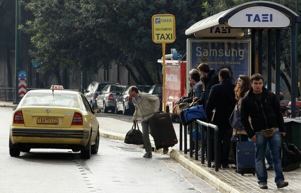 Люди ожидают такси во время забастовки общественного транспорта в Афинах
