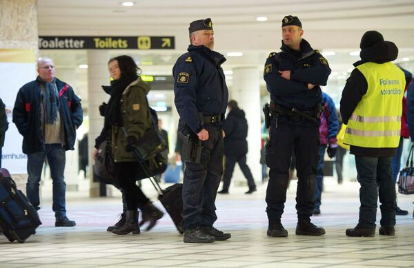 Полицейские патрулируют центральный железнодорожный вокзал в Стокгольме 