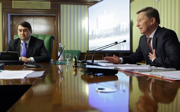 Вице-премьер РФ Сергей Иванов (справа) и министр транспорта РФ Игорь Левитин (слева) на совещании по вопросу строительства скоростной автомобильной дороги Москва - Санкт-Петербург