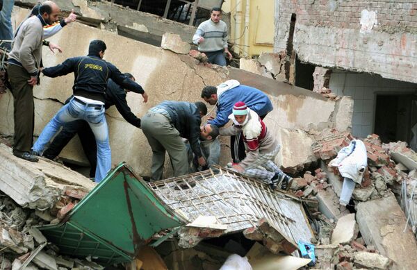Спасательные работы на месте рухнувшего здания в Египте
