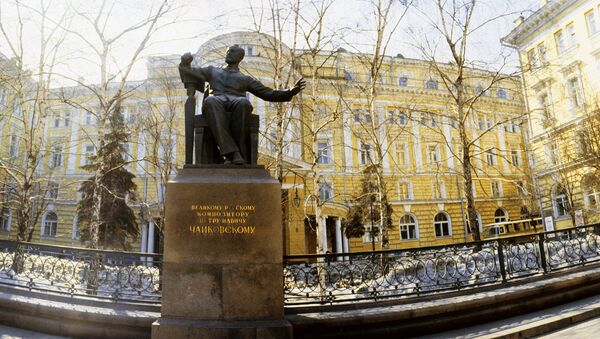 Памятник П.И.Чайковскому у здания Московской консерватории. Архивное фото
