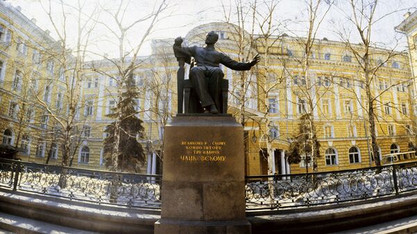 Памятник П.И.Чайковскому у здания Московской консерватории. Архивное фото