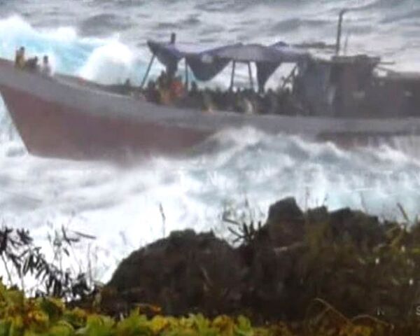Переполненная лодка разбилась о скалы в шторм у берегов Австралии