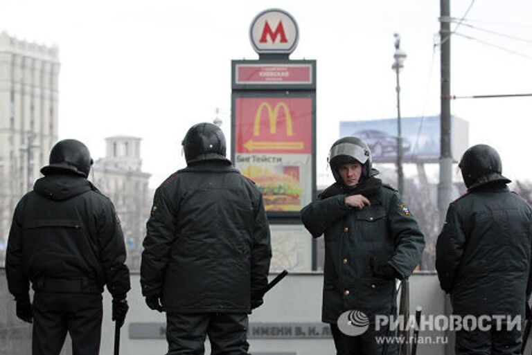 Усиленные наряды сотрудников правоохранительных органов возле ТЦ Европейский