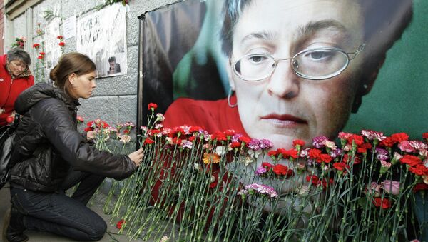 Цветы у подъезда дома, в котором жила журналистка Анна Политковская.