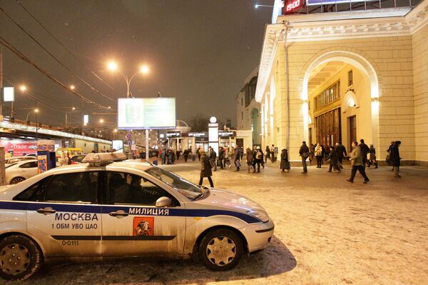 Сотрудники правоохранительных органов возле станции метро Парк культуры в Москве