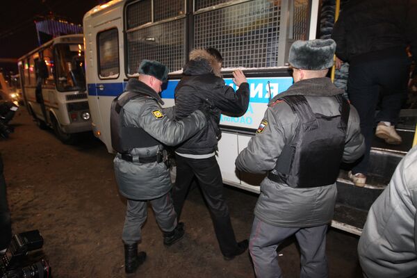 Сотрудники милиции проводят задержание у станции метро Смоленская. Архив