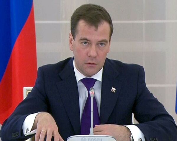Медведев считает низкими российские зарплаты