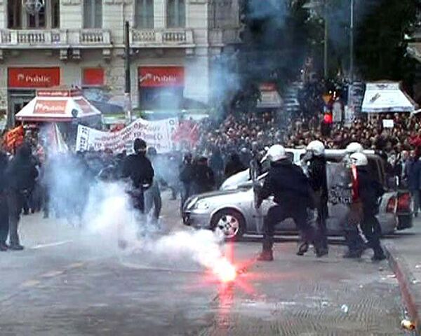 Демонстранты жгли машины и забрасывали камнями полицию на улицах Афин