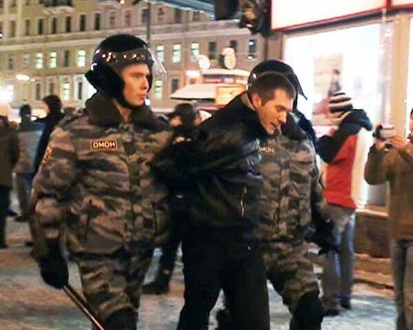 Сотрудники ОМОНа задержали 80 человек на Сенной площади в Петербурге 