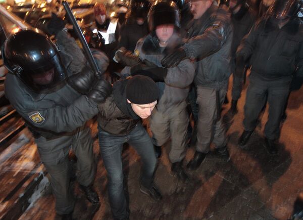 Сотрудники милиции задерживают участников акции около станции метро Сенная площадь.