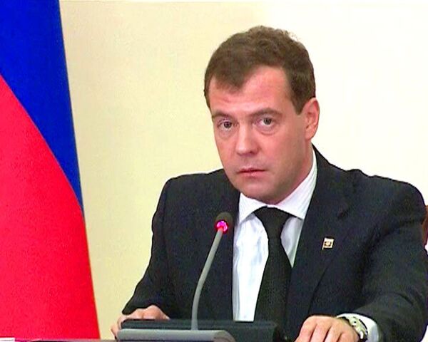 Медведев: погромщиков в масках надо паковать по полной программе