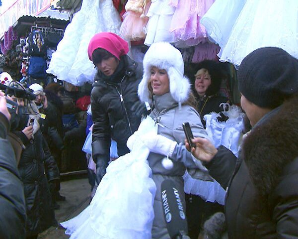 Зверев помог Семенович выбрать свадебное платье на рынке 