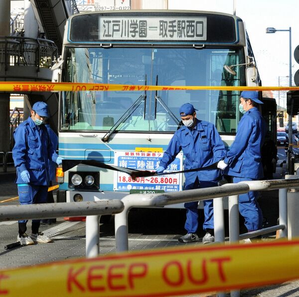 Скорая помощь и полиция на месте нападения на школьников около станции Торидэ в японской префектуре Ибараки