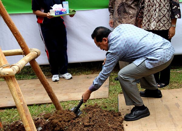 Губернатор Особого столичного округа Джакарта Фаузи Бово на церемонии посадки деревьев в Джакарте, посвященной установлению дипломатических отношений между Россией и Индонезией