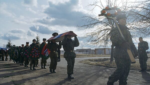 Похороны воинов-десантников 104-го парашютно-десантного полка 76-й гвардейской Псковской дивизии, погибших в тяжелом кровопролитном бою с чеченскими боевиками в Аргунском ущелье в ночь с 29 февраля по 1 марта 2000 года.