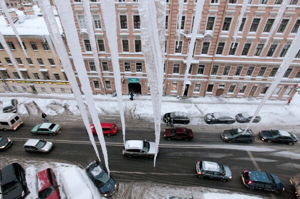 В результате оттепели на крышах Санкт-Петербурга появились гигантские сосульки