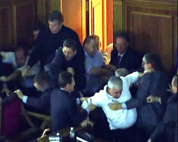 Депутаты Верховной Рады устроили драку в зале заседаний