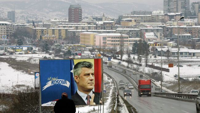 Предвыборный плакат с изображением премьер-министра Косово Хашим Тачи в Приштине 