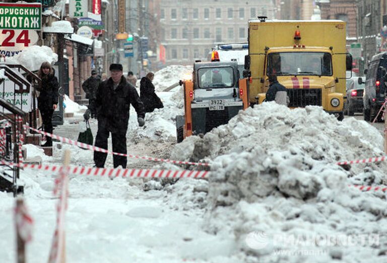 Последствия сильных снегопадов в Санкт-Петербурге