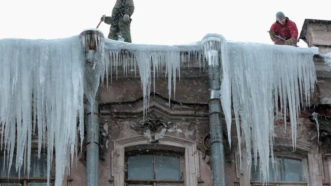 Уборка снега на улицах Санкт-Петербурга