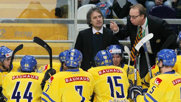 Главный тренер сборной Швеции Пер Мортс во время матча второго этапа Еврохоккейтура 2010/11. Архивное фото