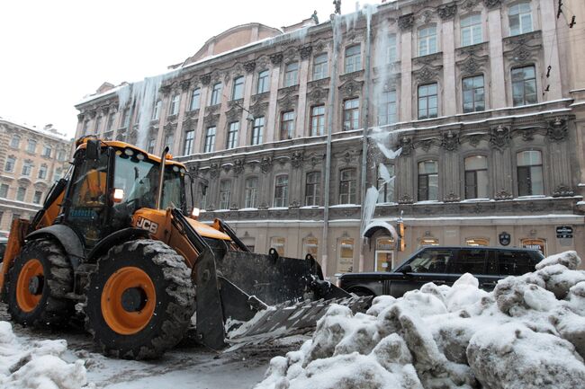 Уборка снега на улицах Санкт-Петербурга. Архив