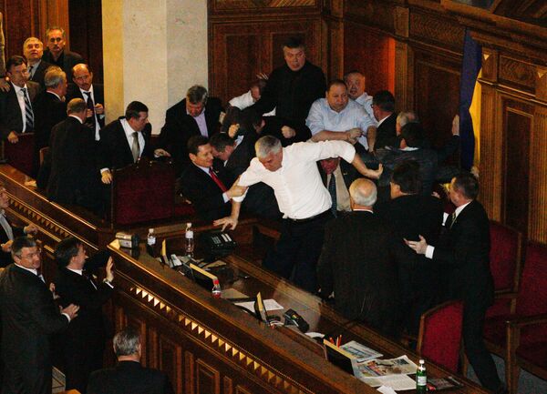 Представители Партии регионов и депутаты фракции БЮТ-Батькивщина дерутся в зале парламента Украины.