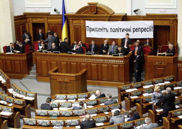 Представители Партии регионов и депутаты фракции БЮТ-Батькивщина  в зале парламента Украины