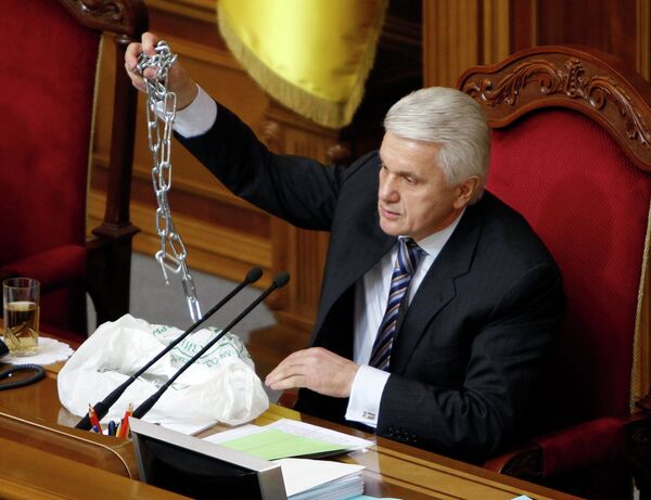 Глава Верховной Рады Украины Владимир Литвин показал цепь с которой народные депутаты пришли на заседание 