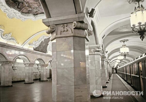 На станции метро Комсомольская (кольцевая)
