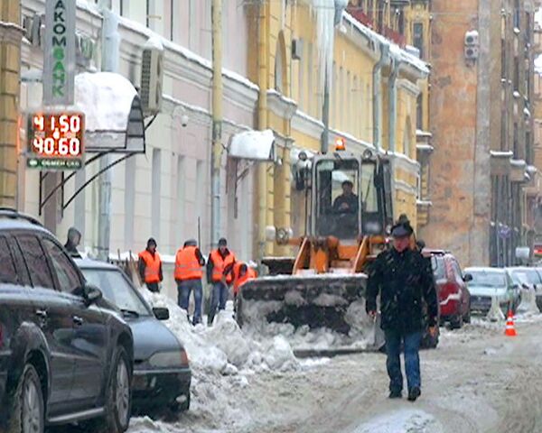 Спецтехника не справляется с последствиями снегопадов в Петербурге