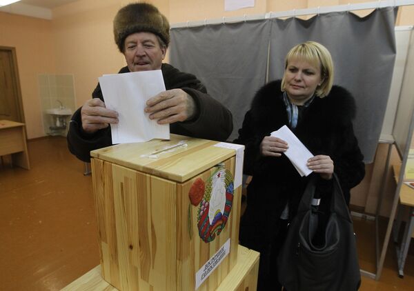 Досрочное голосование на избирательном участке 15 поселка Боровляны Минской области