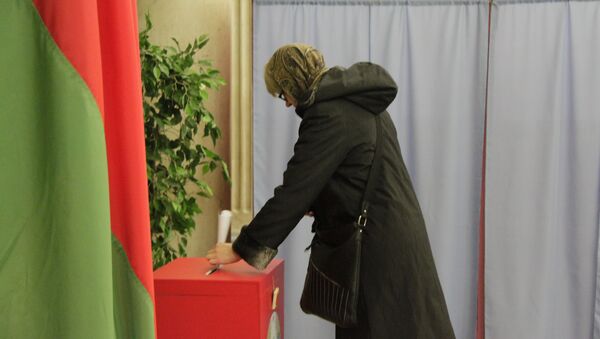Избиратели голосуют в Минске на выборах президента Белоруссии. Архивное фото