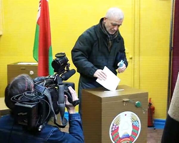 Жители Белоруссии голосуют на выборах президента