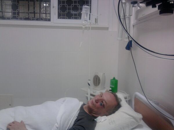 Владимир Некляев, избитый во время столкновений оппозиции и милиции, на больничной койке