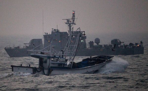 Рыбацкая лодка и патруль южнокорейской морской пехоты в водах Желтого моря 